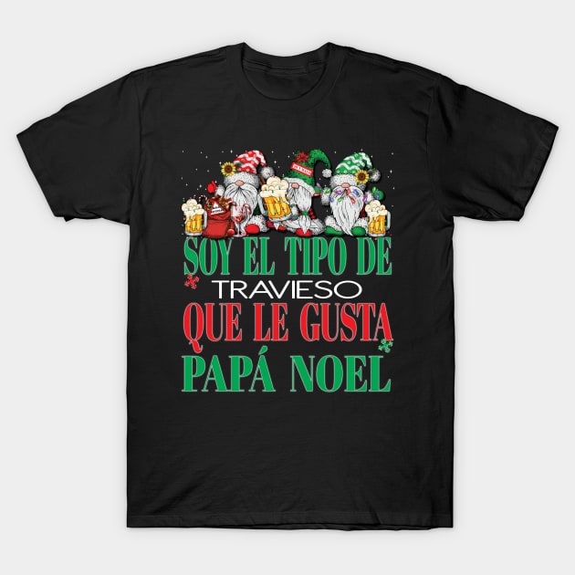 Soy El Tipo De Traveso Que Le Gusta Papa Noel Christmas Xmas Gnomes Santa Claus T-Shirt by Envision Styles